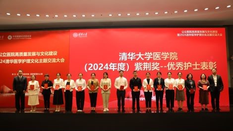 圖10：李偉、霍慧彬為獲獎?wù)哳C獎.JPG