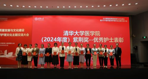 圖8：黃天蔭、尚少梅為獲獎?wù)哳C獎.JPG