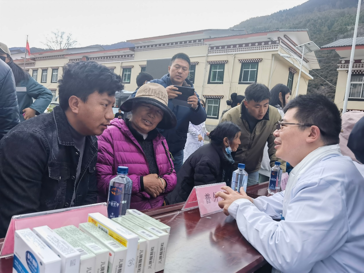 湯睿在西藏為藏區(qū)百姓健康義診.png